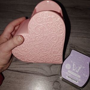 Scentsy Pink Heart-Shaped Warmer Scrolled Little Debbie Cake V Day Warmer & Wax